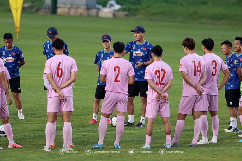 Huấn luyện viên Kim Sang Sik cùng ban huấn luyện nhắc nhở các học trò trên sân tập. (Ảnh: VFF)