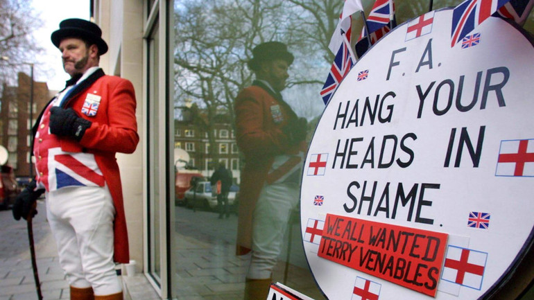 Biểu ngữ phản đối Eriksson dẫn dắt đội tuyển Anh trước trụ sở FA. (Ảnh: Getty)