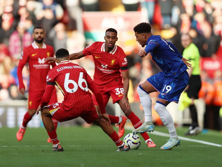 Alexander-Arnold gây ấn tượng khi đánh bại Sancho của Chelsea. (Ảnh: Getty)