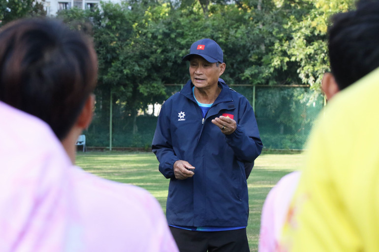 Huấn luyện viên Mai Đức Chung dặn dò các học trò trong buổi tập. (Ảnh: VFF)
