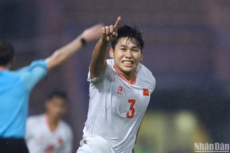 Đội trưởng Lê Huy Việt Anh mang về bàn gỡ hòa quan trọng cho U17 Việt Nam.