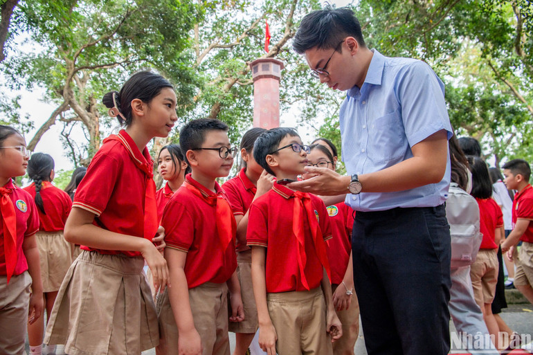 Các em học sinh chia sẻ cùng phóng viên Báo Nhân Dân. (Ảnh: THÀNH ĐẠT) Các em học sinh chia sẻ cùng phóng viên Báo Nhân Dân. (Ảnh: THÀNH ĐẠT)