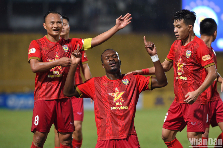 Tiền đạo Noel Mbo ăn mừng bàn thắng gỡ hòa cùng các đồng đội. (Ảnh: TRẦN HẢI) Tiền đạo Noel Mbo ăn mừng bàn thắng gỡ hòa cùng các đồng đội. (Ảnh: TRẦN HẢI)