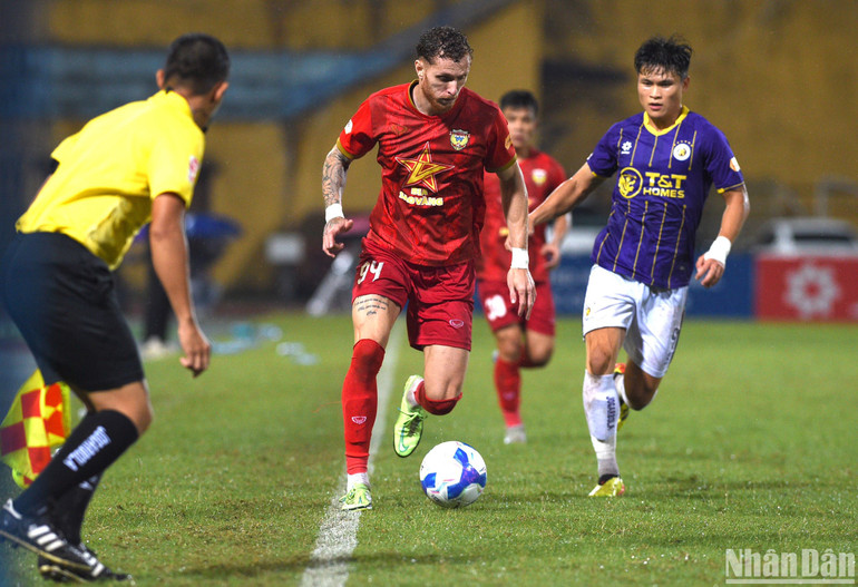 Hà Nội và Hồng Lĩnh Hà Tĩnh chưa thể bứt phát trên bảng xếp hạng V-League khi cùng giành được 1 điểm. (Ảnh: TRẦN HẢI) Hà Nội và Hồng Lĩnh Hà Tĩnh chưa thể bứt phát trên bảng xếp hạng V-League khi cùng giành được 1 điểm. (Ảnh: TRẦN HẢI)