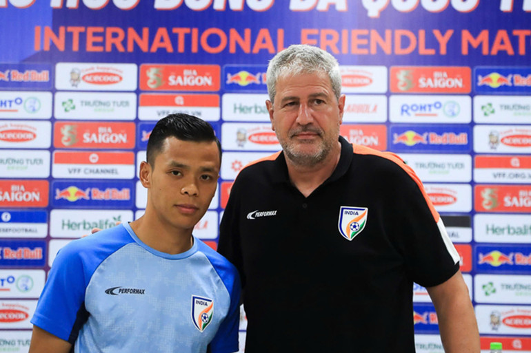 Huấn luyện viên Manolo Marquez và tiền vệ Suresh Singh Wangjam của đội tuyển Ấn Độ tại buổi họp báo. (Ảnh: VFF)