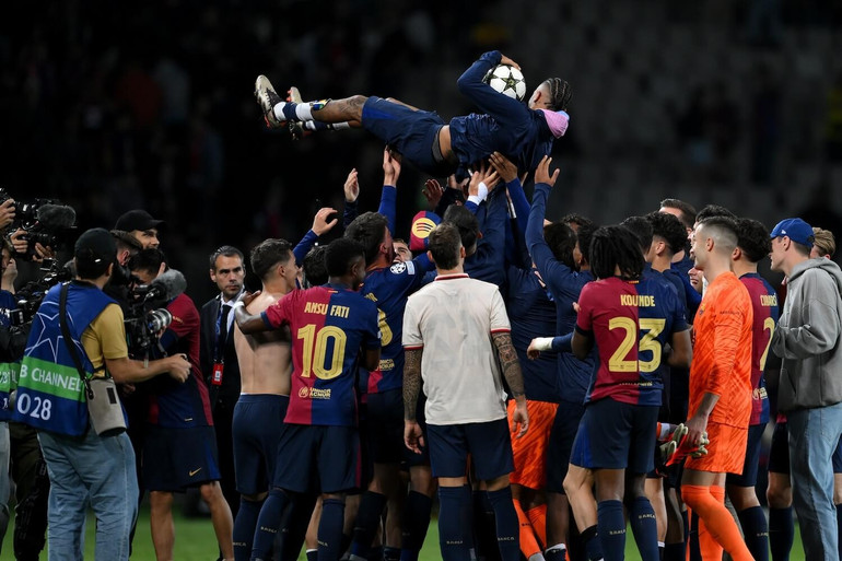 Raphinha được đồng đội tung hô sau cú hat-trick ở Champions League. (Ảnh: Getty) Raphinha được đồng đội tung hô sau cú hat-trick ở Champions League. (Ảnh: Getty)