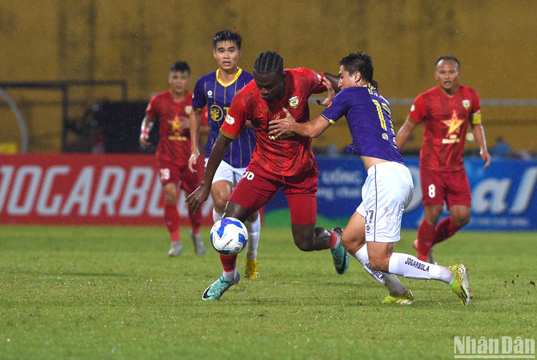 Cuộc chiến căng thẳng nơi tuyến giữa. (Ảnh: TRẦN HẢI) Cuộc chiến căng thẳng nơi tuyến giữa. (Ảnh: TRẦN HẢI)