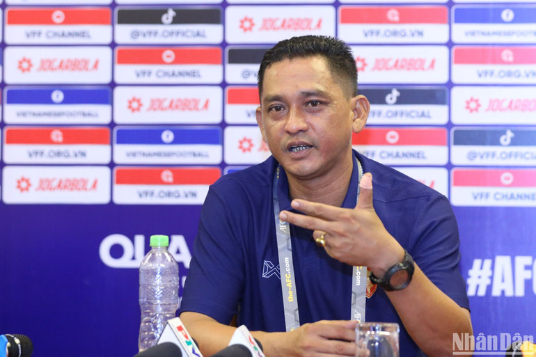 Huấn luyện viên trưởng U17 Myanmar – ông Aung Zaw Myo phát biểu tại buổi họp báo. Huấn luyện viên trưởng U17 Myanmar – ông Aung Zaw Myo phát biểu tại buổi họp báo.