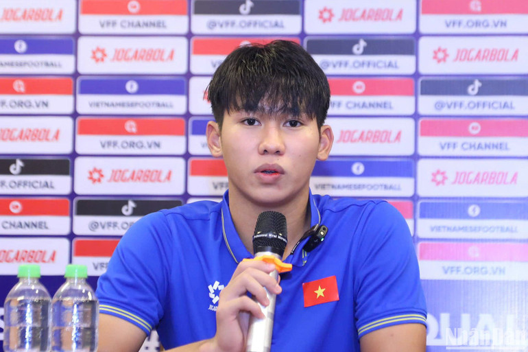 Hậu vệ Lê Huy Việt Anh phát biểu tại buổi họp báo.