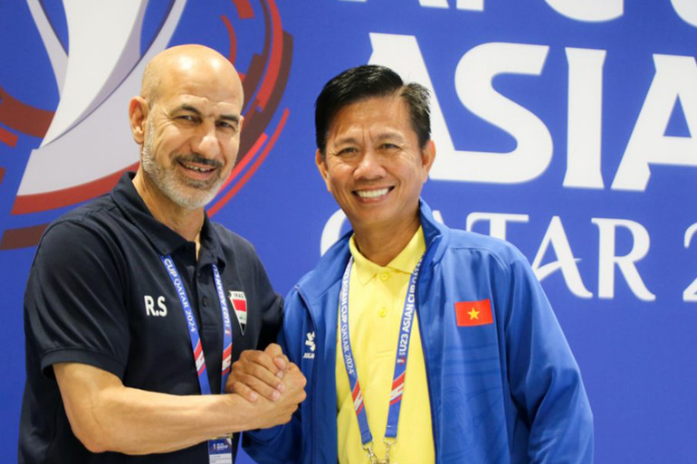 Huấn luyện viên Radhi Shenaishil của U23 Iraq (trái) và huấn luyện viên Hoàng Anh Tuấn. (Ảnh: VFF)