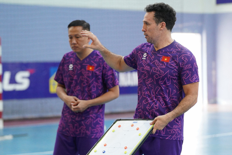 Huấn luyện viên Diego Raul Giustozzi. (Ảnh: VFF)