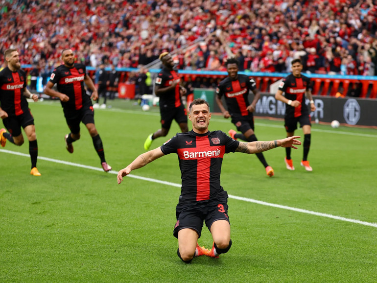 Xhaka ăn mừng bàn thắng nhân đôi cách biệt cho Bayer Leverkusen. (Ảnh: Reuters)