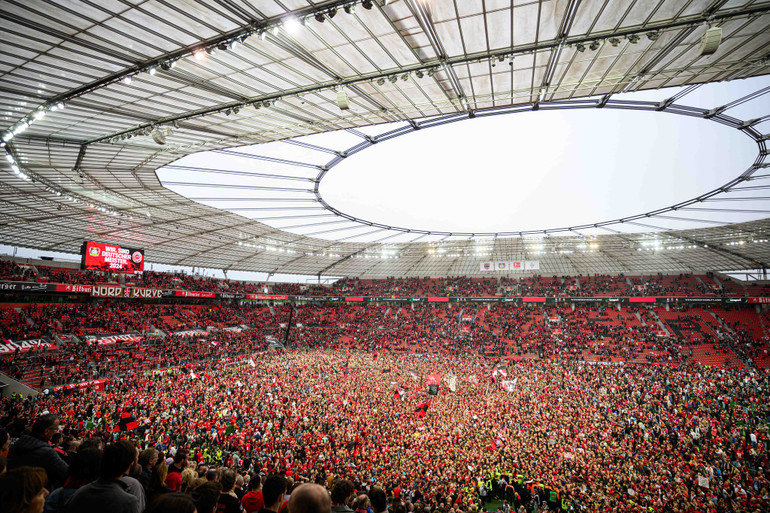 Cổ động viên Leverkusen phủ kín mặt sân BayArena. (Ảnh: Bayer 04 Leverkusen) Cổ động viên Leverkusen phủ kín mặt sân BayArena. (Ảnh: Bayer 04 Leverkusen)