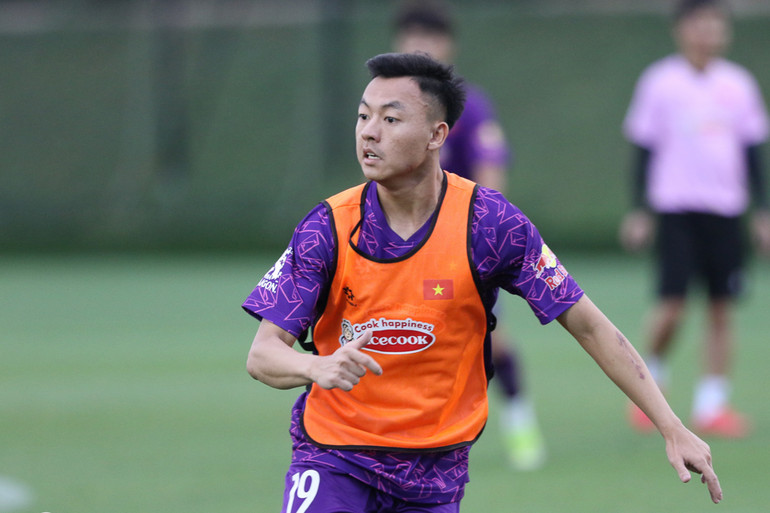 Tiền vệ trẻ Nguyễn Thái Sơn tại buổi tập. (Ảnh: VFF)