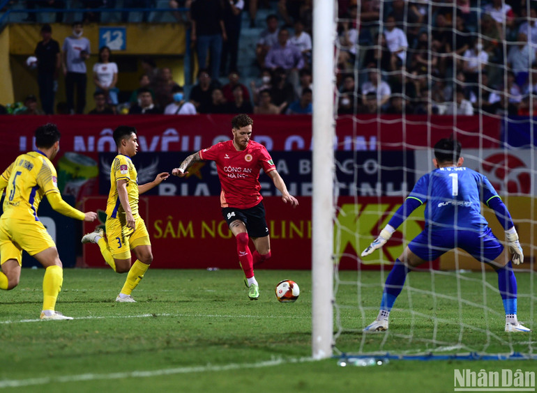 Hai đội nhập cuộc với tốc độ cao.