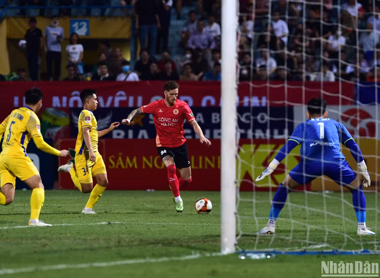 Hai đội nhập cuộc với tốc độ cao. Hai đội nhập cuộc với tốc độ cao.