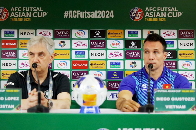 HLV trưởng đội tuyển futsal Uzbekistan (trái) tại buổi họp báo. (Ảnh: VFF)