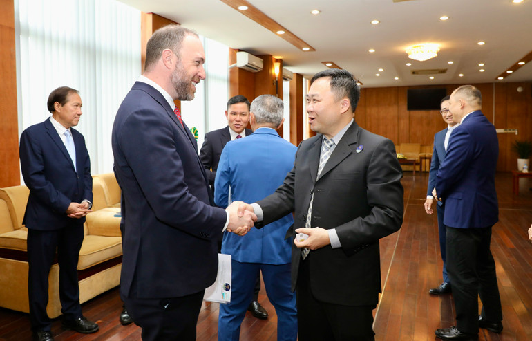 Các đại biểu trao đổi bên lề diễn đàn.