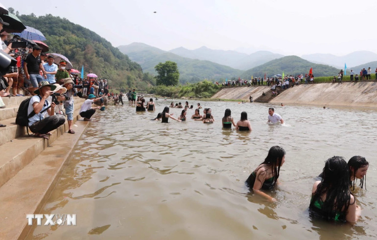 Lễ hội gội đầu của đồng bào Thái thu hút rất đông du khách.