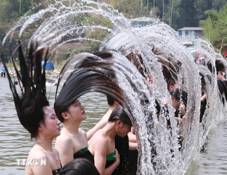 Vẻ đẹp của các cô gái Thái tại Lễ hội gội đầu.