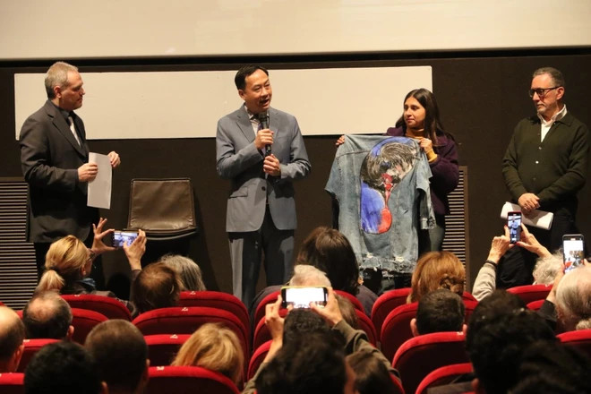 Đại sứ Việt Nam tại Italy Dương Hải Hưng phát biểu tại Lễ Bế mạc Liên hoan phim. (Ảnh: Trường Dụy/TTXVN)