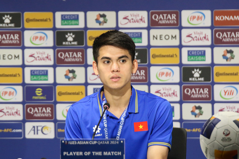 Tiền vệ Khuất Văn Khang tại buổi họp báo. (Ảnh: VFF)
