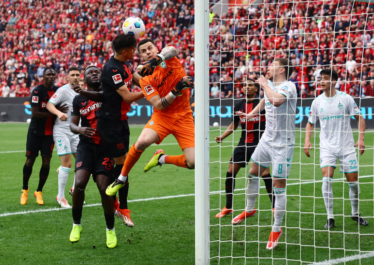Tiếp đón Werder Bremen trên sân nhà, Bayer Leverkusen sớm dẫn trước nhờ bàn thắng trên chấm phạt đền của Victor Boniface ở phút 25. Tỷ số 1-0 được giữ nguyên cho đến hết hiệp 1. (Ảnh: Reuters)