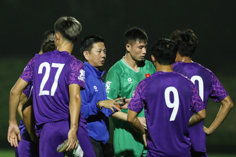 Huấn luyện viên Hoàng Anh Tuấn chỉ đạo các học trò vào giờ nghỉ giữa 2 hiệp. (Ảnh: VFF)