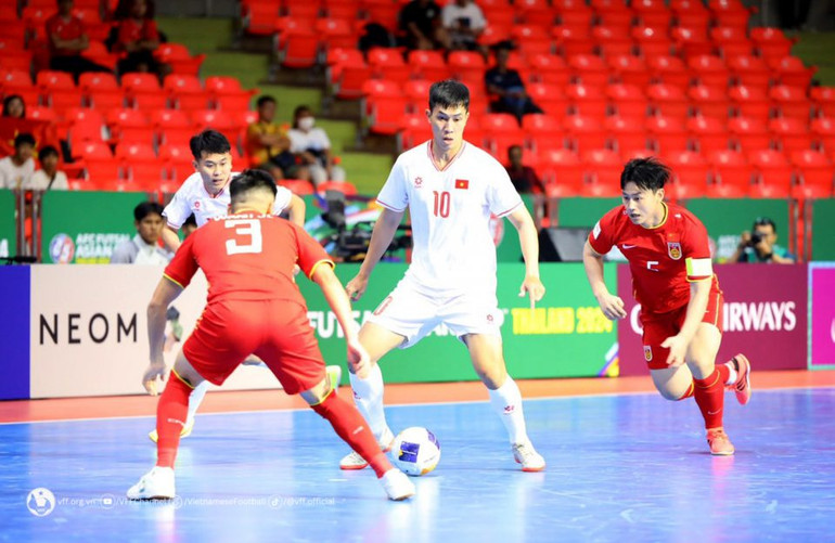 Đội tuyển futsal Việt Nam phòng ngự trước lối chơi power-play của Trung Quốc.