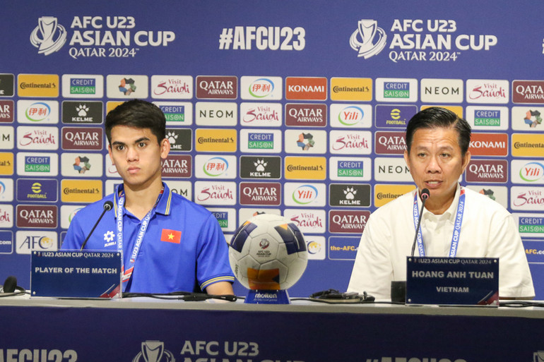 Tiền vệ Khuất Văn Khang và HLV Hoàng Anh Tuấn tại buổi họp báo. (Ảnh: VFF)