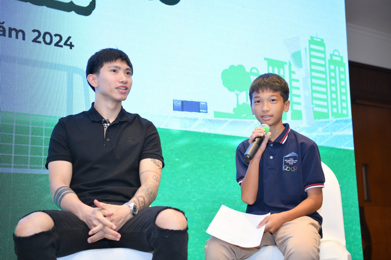 Đoàn Văn Hậu chia sẻ cùng các vận động viên nhí về cuộc đời, sự nghiệp cầu thủ bóng đá.