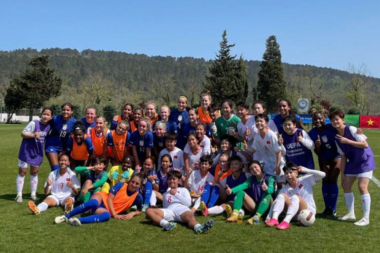 Cầu thủ hai đội chụp ảnh lưu niệm sau trận đấu để lại nhiều bài học. (Ảnh: VFF) Cầu thủ hai đội chụp ảnh lưu niệm sau trận đấu để lại nhiều bài học. (Ảnh: VFF)