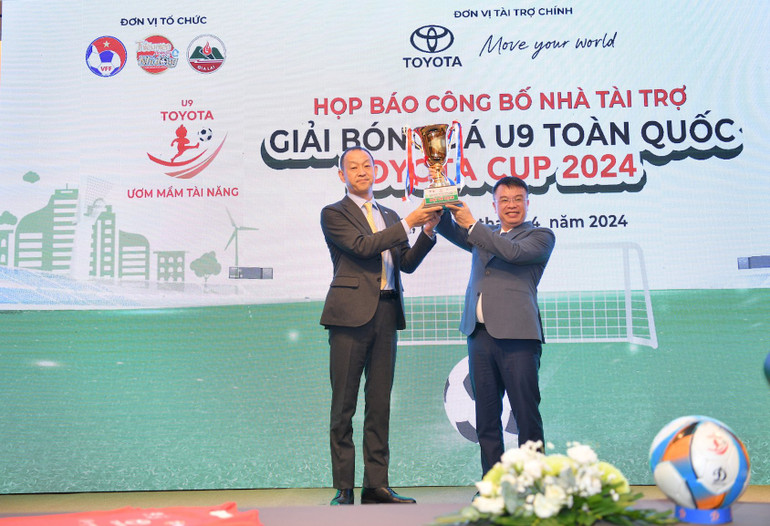 Đại diện Ban tổ chức cùng chiếc Cúp vô địch giải đấu U9 toàn quốc Toyota Cup 2024.