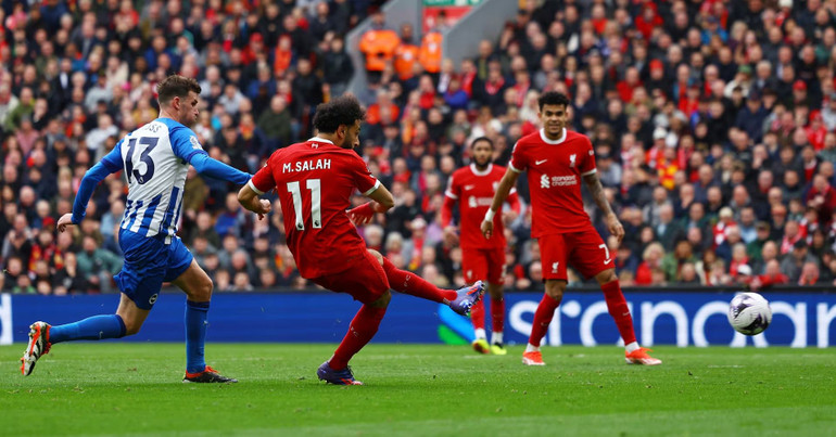 Salah ghi bàn ấn định thắng lợi 2-1 trước Brighton. (Ảnh: Reuters)