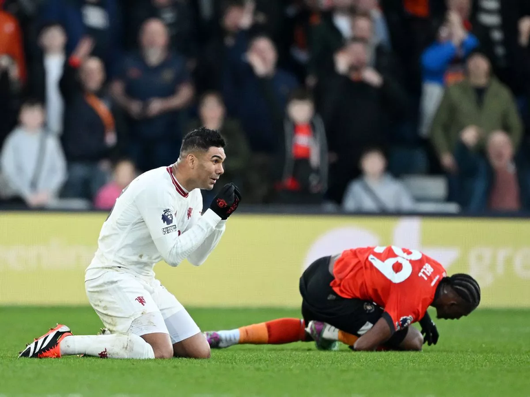 Casemiro đánh mất phong độ ở mùa giải này. (Ảnh: The Mirror) Casemiro đánh mất phong độ ở mùa giải này. (Ảnh: The Mirror)