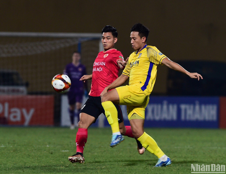 Văn Thanh ghi bàn mở tỷ số trận đấu.