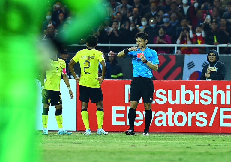 Azam Azmi phải nhận thẻ đỏ sau pha va chạm với Đoàn Văn Hậu.