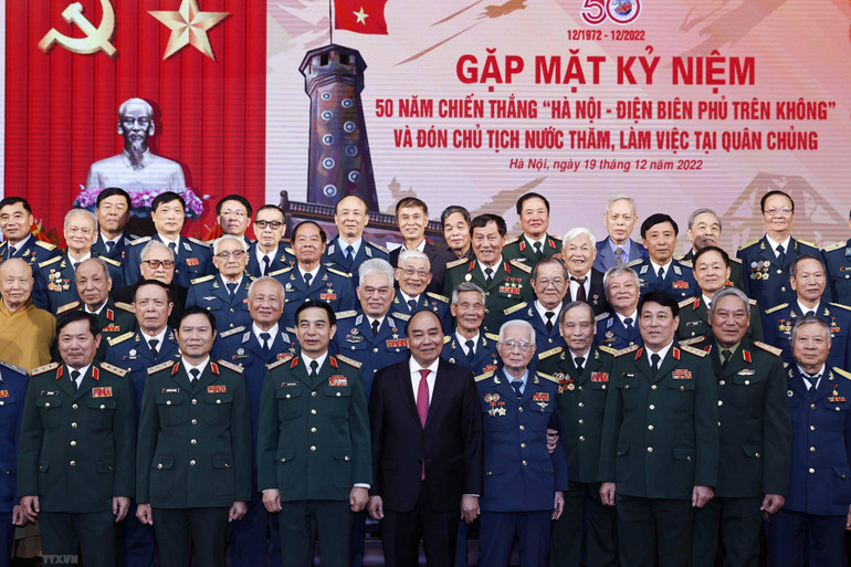 Chủ tịch nước Nguyễn Xuân Phúc và các đại biểu tại buổi gặp mặt. (Ảnh: TTXVN)