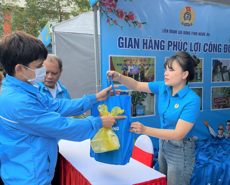 Trao quà phúc lợi cho các đoàn viên, công nhân, lao động. Trao quà phúc lợi cho các đoàn viên, công nhân, lao động.