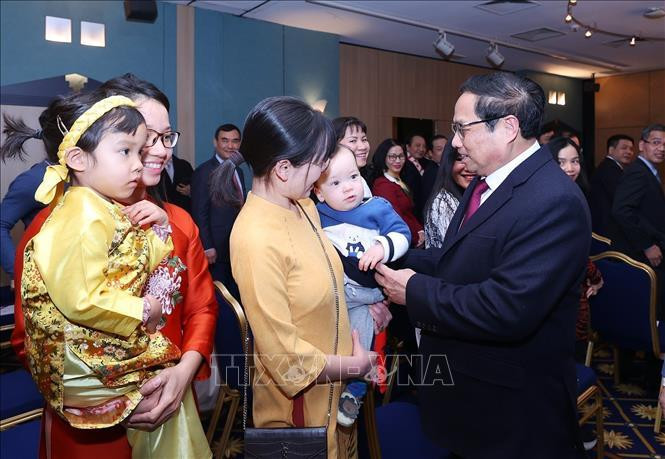 Thủ tướng Phạm Minh Chính gặp gỡ đại diện cộng đồng người Việt Nam tại Luxembourg. (Ảnh: TTXVN)