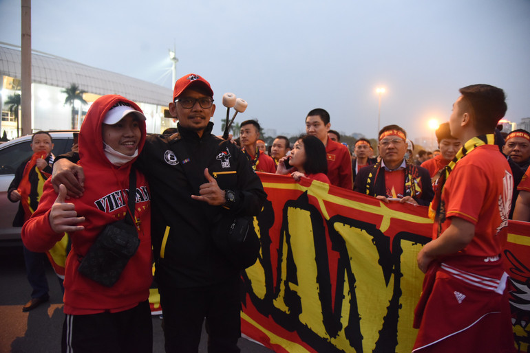 Một số người hâm mộ Malaysia cũng đến với sân Mỹ Đình.