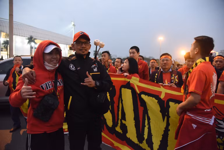 Một số người hâm mộ Malaysia cũng đến với sân Mỹ Đình. Một số người hâm mộ Malaysia cũng đến với sân Mỹ Đình.