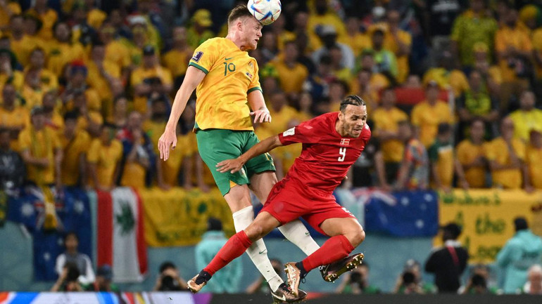 Hai đội đều quyết liệt nhằm tìm kiếm bàn thắng. (Ảnh: Foxsports)