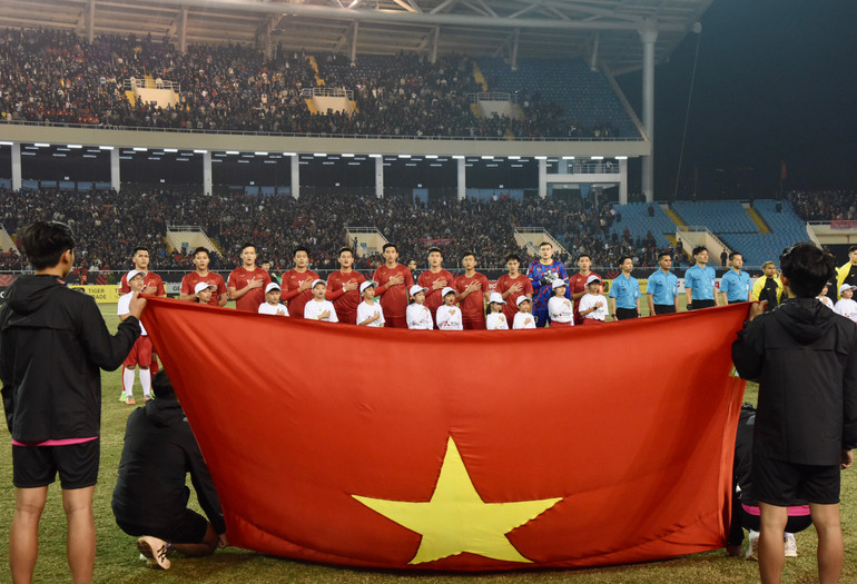 Các tuyển thủ Việt Nam thực hiện nghi thức chào cờ.