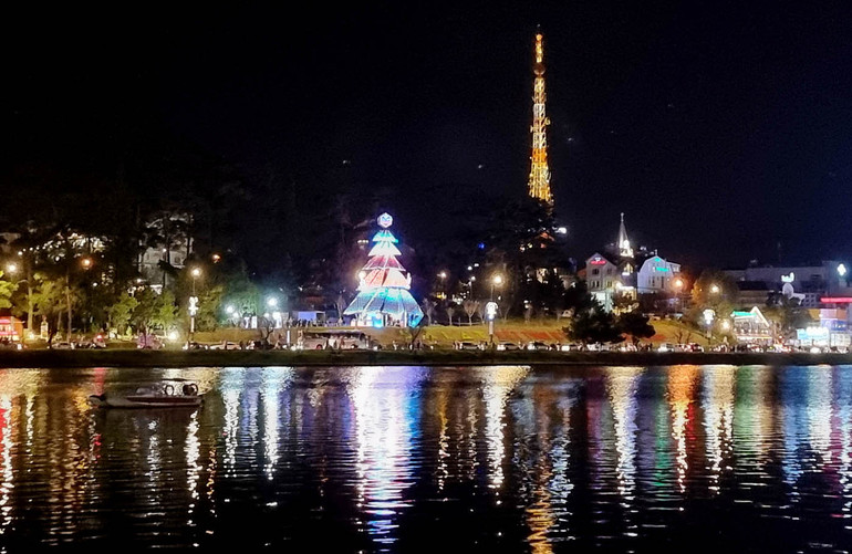 Bản giao hưởng của ánh sáng trên hồ Xuân Hương-Đà Lạt. Bản giao hưởng của ánh sáng trên hồ Xuân Hương-Đà Lạt.