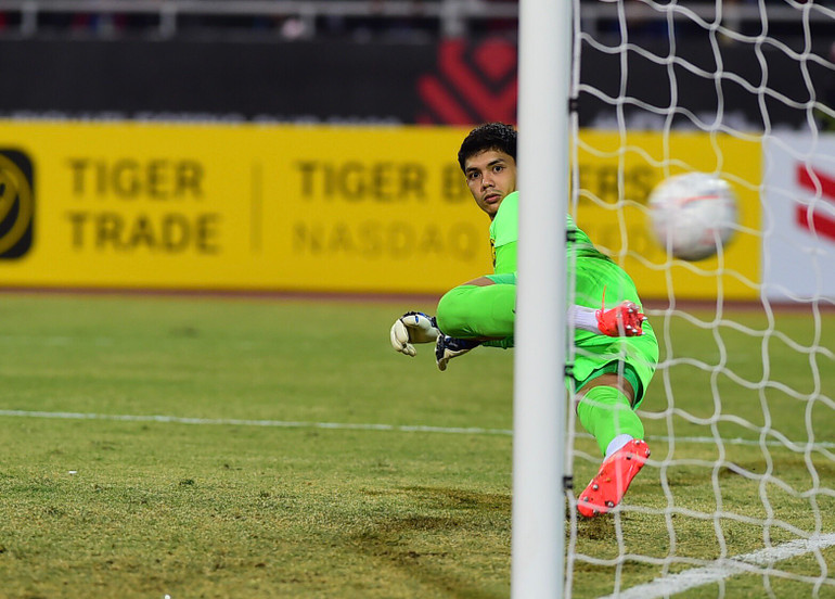 Thủ thành Bin Mohamed chỉ biết nhìn bóng vào lưới sau cú dứt điểm của Quế Ngọc Hải trên chấm 11m.