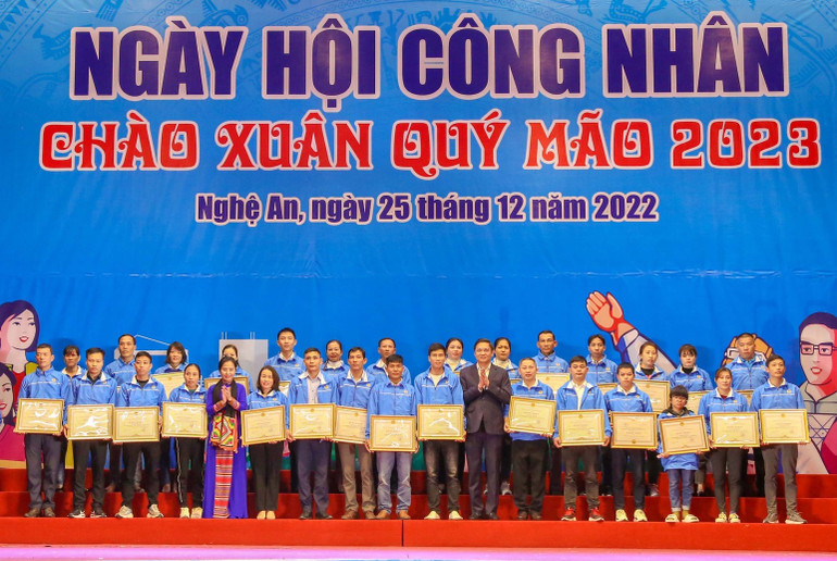 Trao tặng Bằng khen của Ủy ban nhân dân tỉnh cho 30 công nhân lao động có nhiều thành tích trong lao động sản xuất năm 2022. Trao tặng Bằng khen của Ủy ban nhân dân tỉnh cho 30 công nhân lao động có nhiều thành tích trong lao động sản xuất năm 2022.