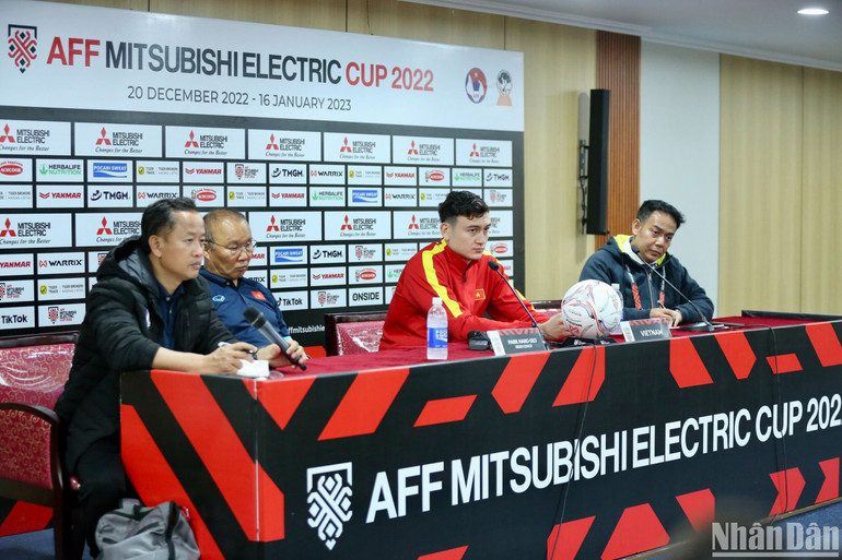 HLV Park Hang-seo cùng Văn Lâm tại buổi họp báo. (Ảnh: TRẦN HẢI)