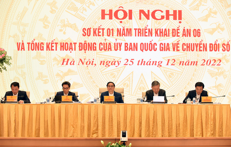 Thủ tướng nhấn mạnh, chuyển đổi số phải lấy người dân, doanh nghiệp làm trung tâm, chủ thể, làm mục tiêu, động lực nhằm cung cấp dịch vụ chất lượng hơn, phục vụ tốt hơn cho người dân, doanh nghiệp.