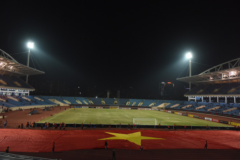 Quốc kỳ Việt Nam siêu khổng lồ được mang vào sân.